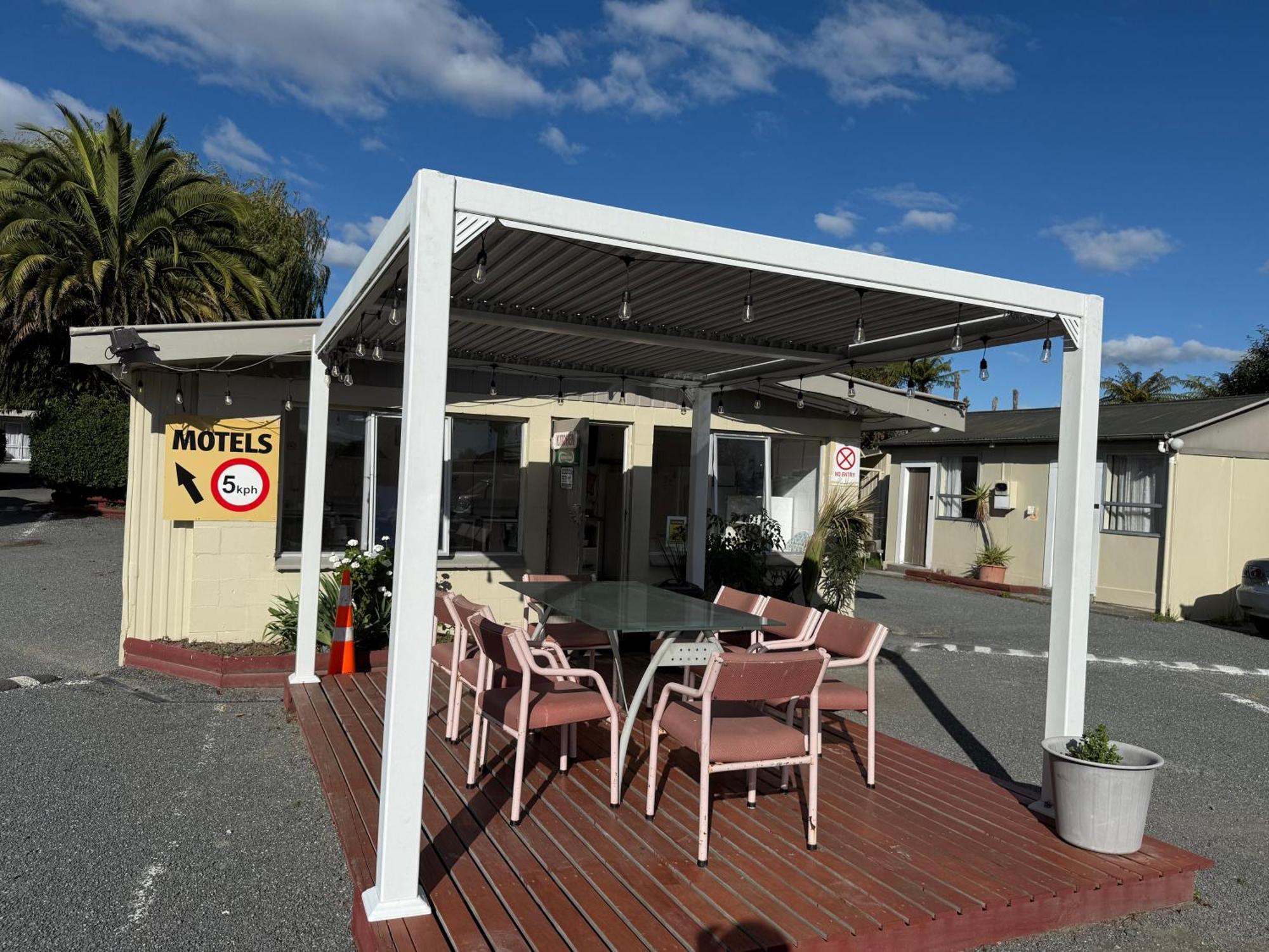 Camellia Court Family Motel Taupomeer Buitenkant foto