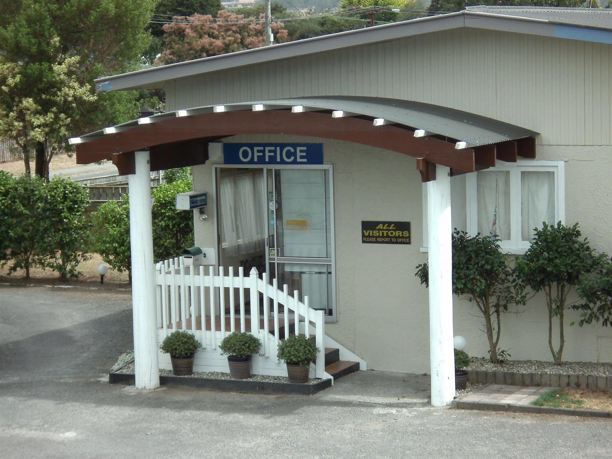 Camellia Court Family Motel Taupomeer Buitenkant foto